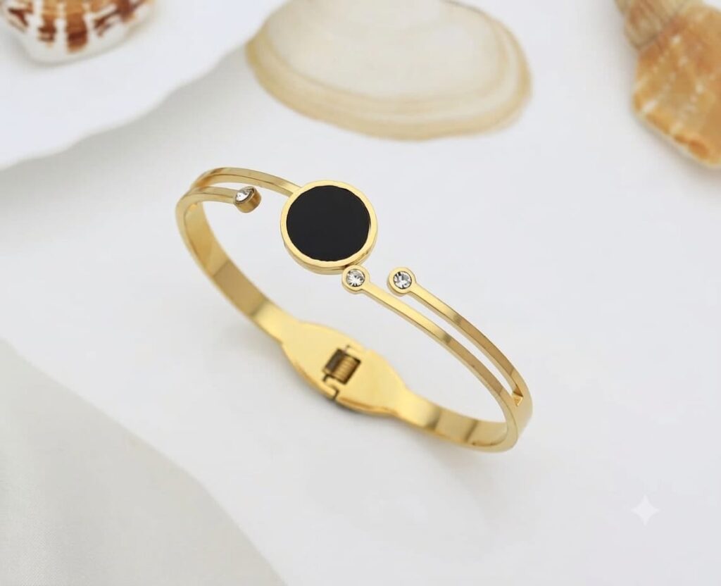 Vera Cutout Bangle
